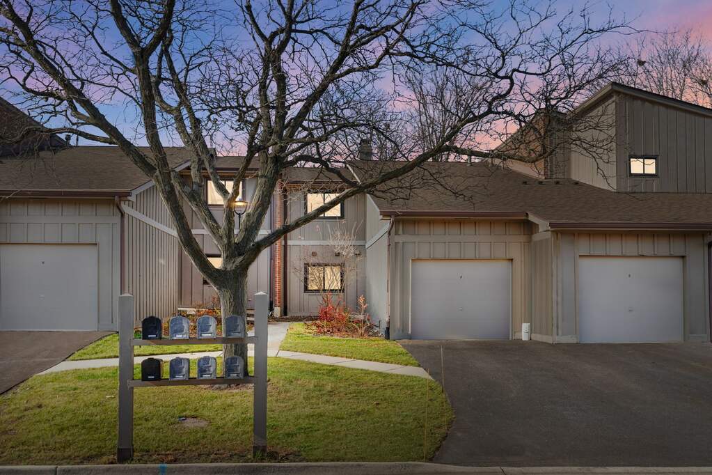 2S436 Emerald Green Drive F, Warrenville, IL 60555 MLS 11932247