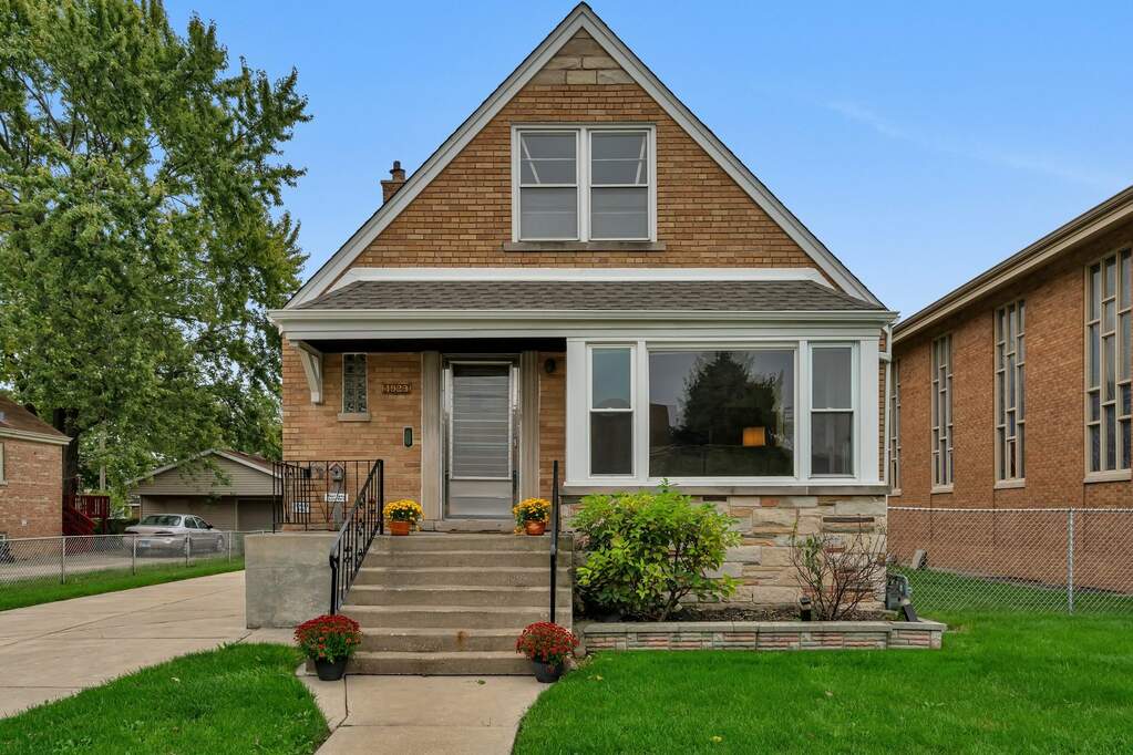 1923 Union Street, Blue Island, IL 60406 | MLS# 11943881 | @properties ...