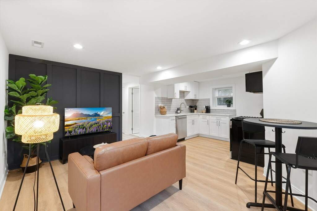 2520 N Mozart Street GF, Chicago, IL 60647 MLS 11946941