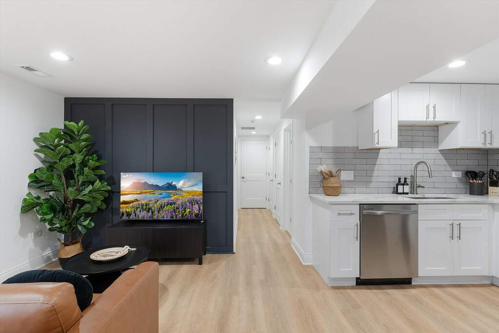 2520 N Mozart Street GF, Chicago, IL 60647 MLS 11946941