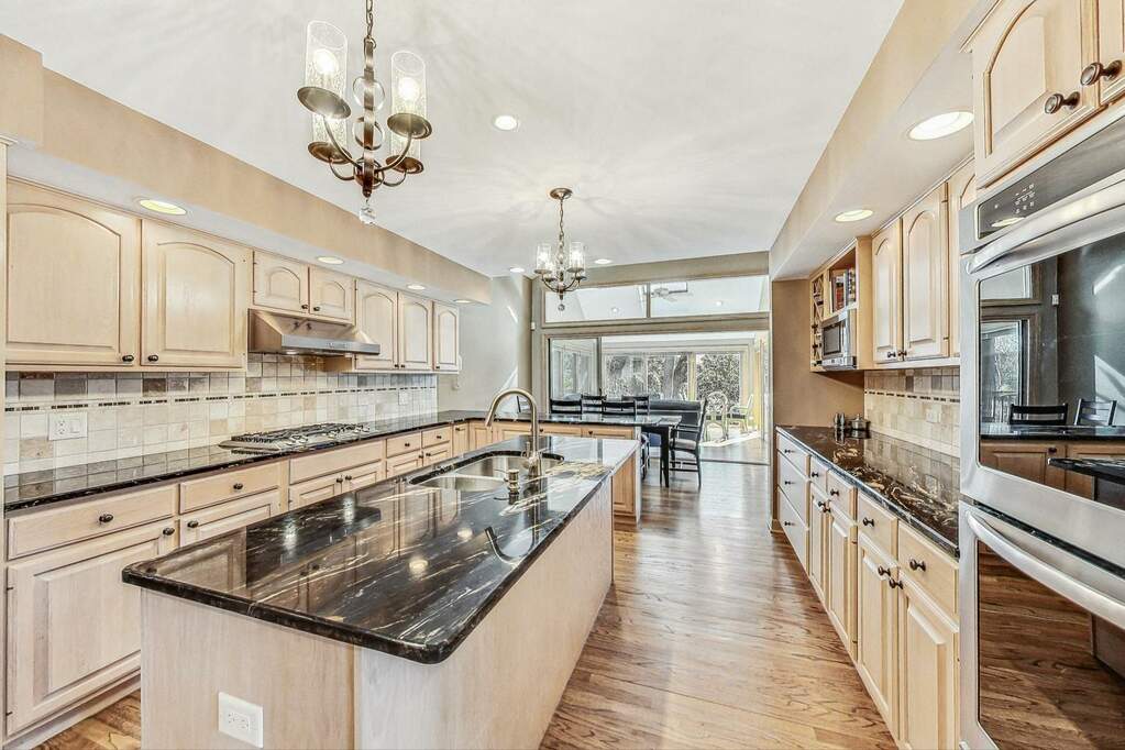 2494 Tall Oaks Drive, Elgin, IL 60123 MLS 11979592 properties