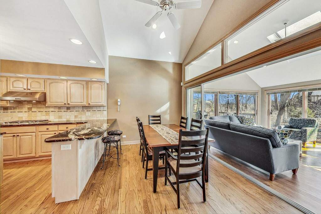 2494 Tall Oaks Drive, Elgin, IL 60123 MLS 11979592 properties