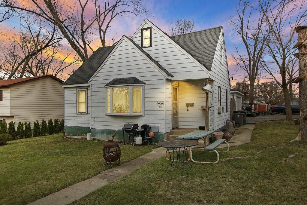 700 N Cedarwood Circle, Round Lake Heights, IL 60073 MLS 11999505