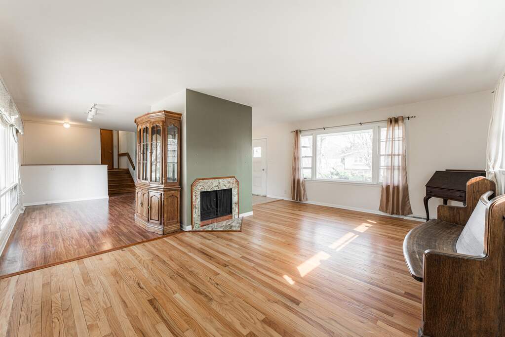 100 Warren Place, Dekalb, IL 60115 MLS 12003363 properties