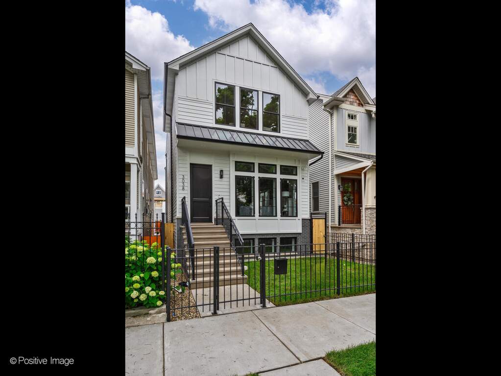 2120 W Barry Avenue