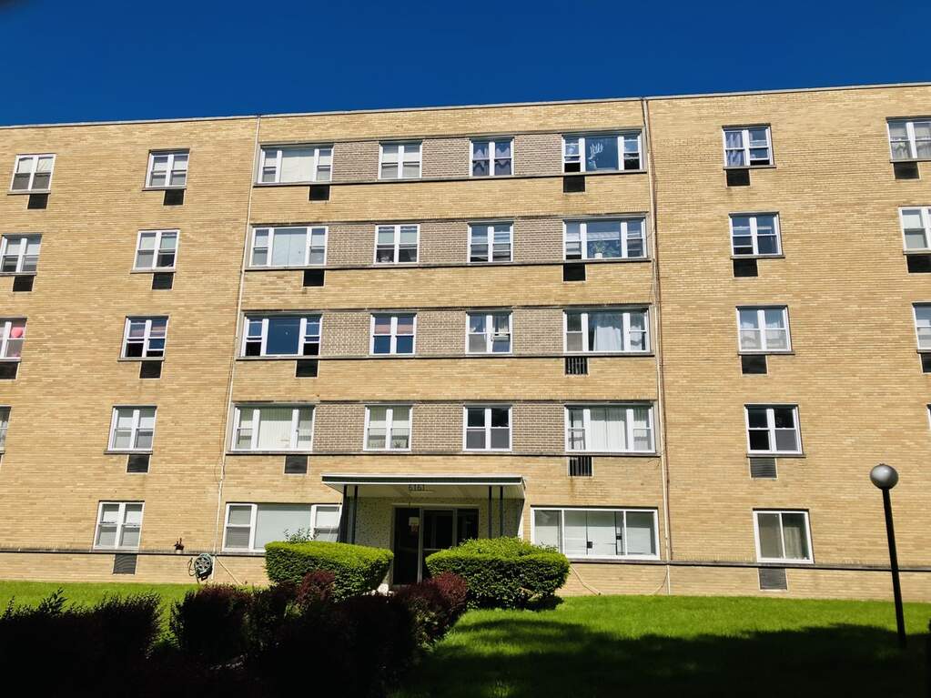 6161 N Hoyne Avenue #404
