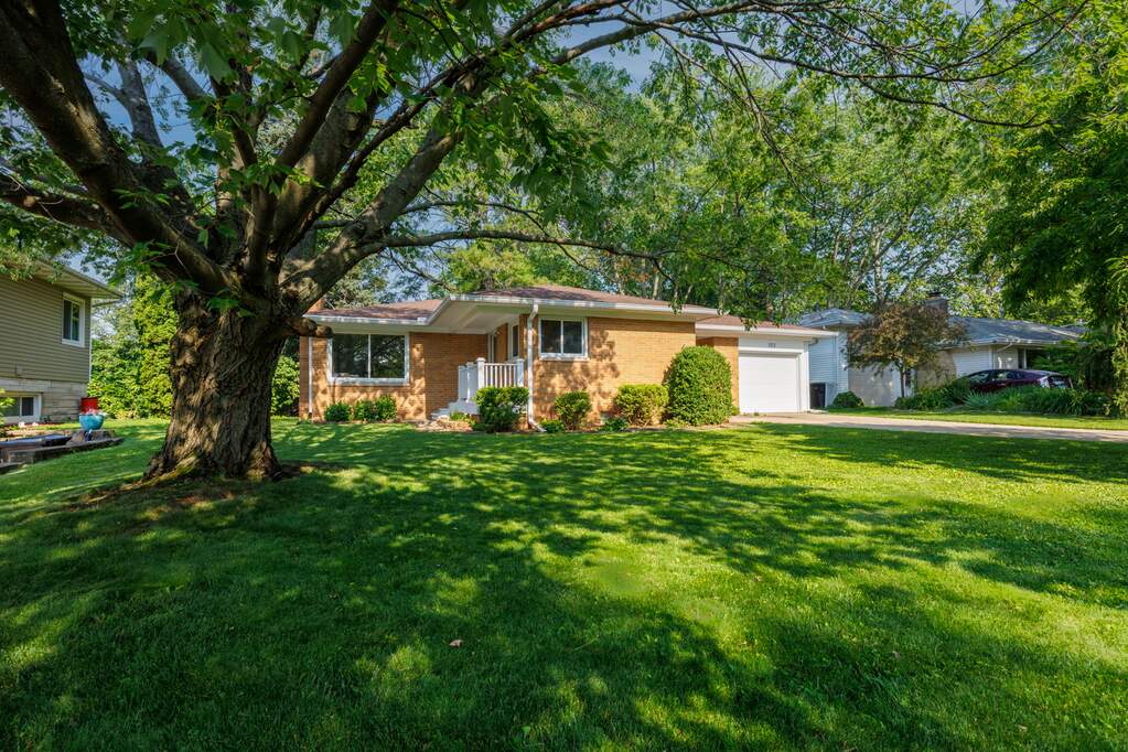 61761 103 N Adelaide Street, Normal, IL 61761 | MLS# 12390848 | @properties ...