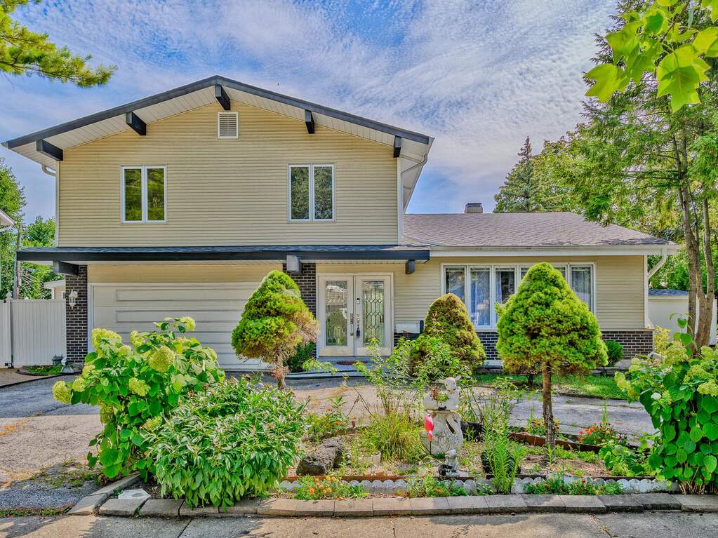 1121 N Greenfield Lane