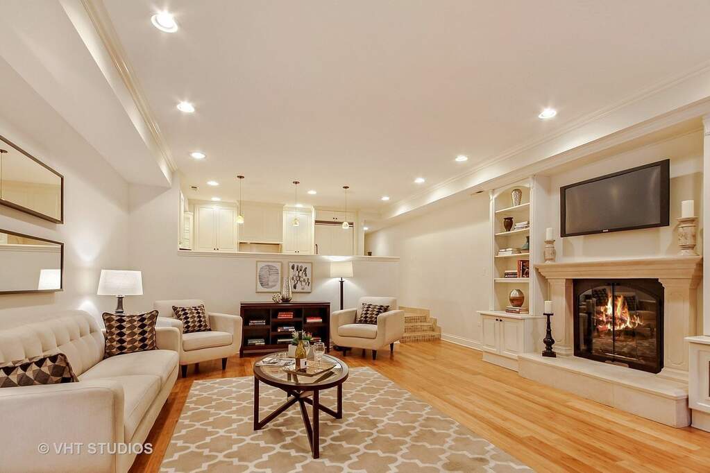 82 E Elm Street #1, Chicago, IL 60611