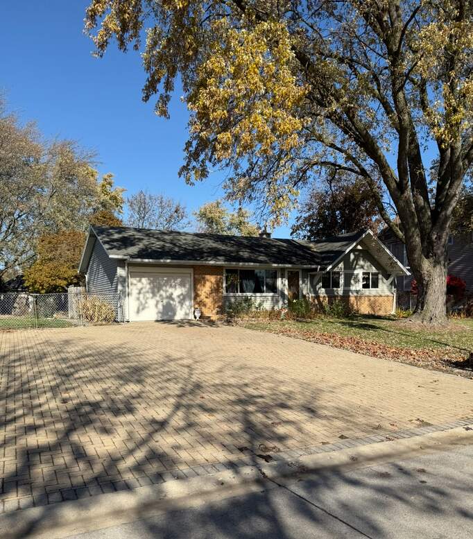 655 W Comstock Avenue