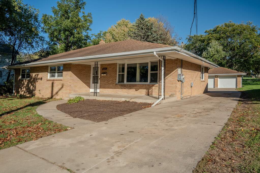 1427 S Walnut Avenue, Freeport, IL 61032 | MLS# 12790647 | @properties ...