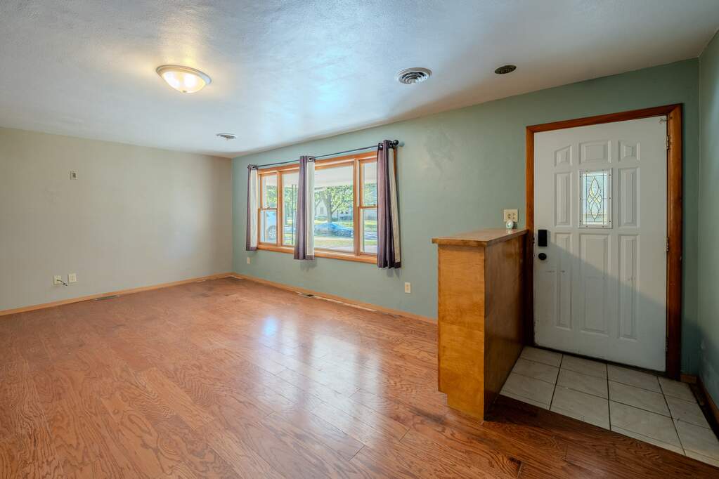 1427 S Walnut Avenue, Freeport, IL 61032 | MLS# 12790647 | @properties ...