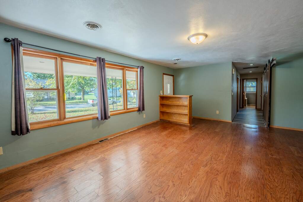 1427 S Walnut Avenue, Freeport, IL 61032 | MLS# 12790647 | @properties ...