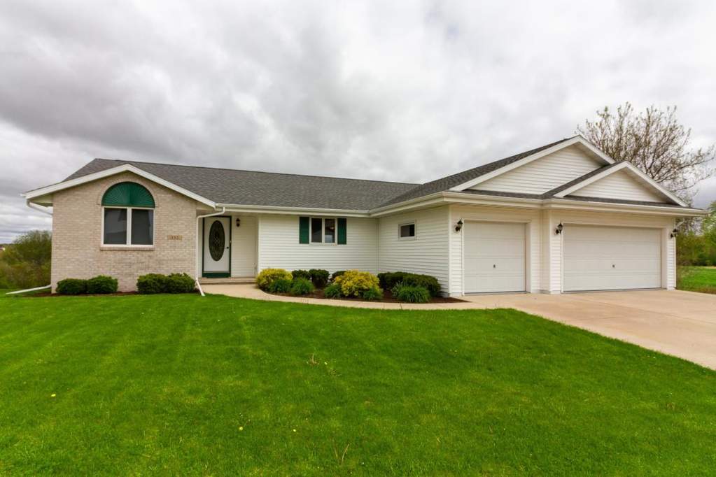 332 N Creek Dr, Elkhorn, WI 53121 MLS 1638089 properties SE Wisconsin