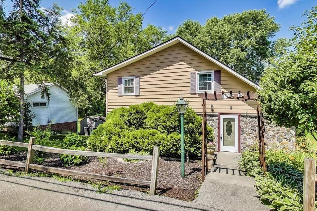 9804 271st Ave, Trevor, WI 53179 MLS 1698137 properties SE Wisconsin