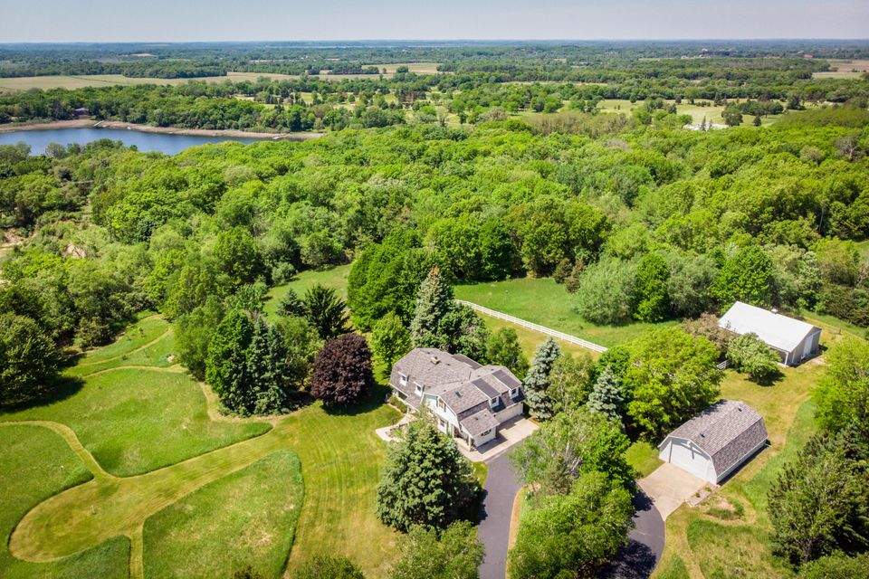 S46W36550 Carriage Dr, Dousman, WI 53118 MLS 1714964 properties