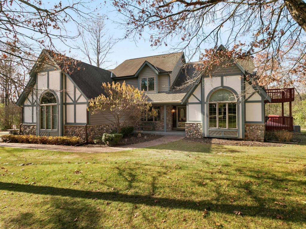 W328S1421 N Forest Hills Ct, Delafield, WI 53018 MLS 1718812