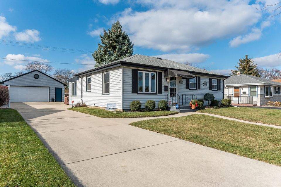 8222 22nd Ave, Kenosha, WI 53143 MLS 1719764 properties SE Wisconsin