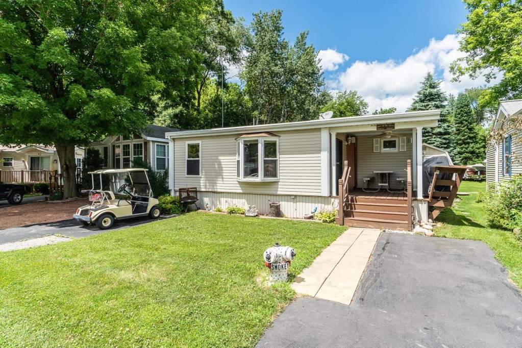 W5229 Surfwood Dr 22, Elkhorn, WI 53121 MLS 1724535 properties