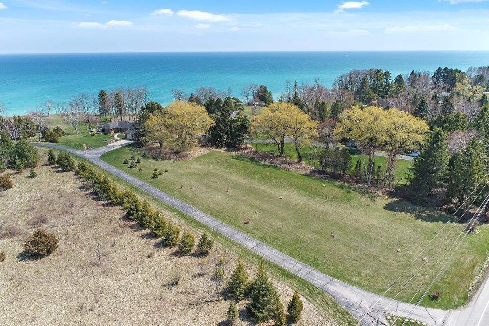 224 Lake Shore Rd, Grafton, WI 53024 MLS 1738023 properties SE
