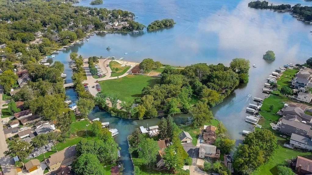 W182S6571 Muskego Dr, Muskego, WI 53150 MLS 1738301 properties SE