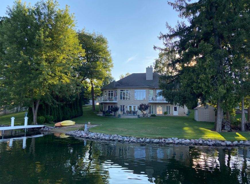 W188S7618 Oak Grove Dr, Muskego, WI 53150 MLS 1748829 properties