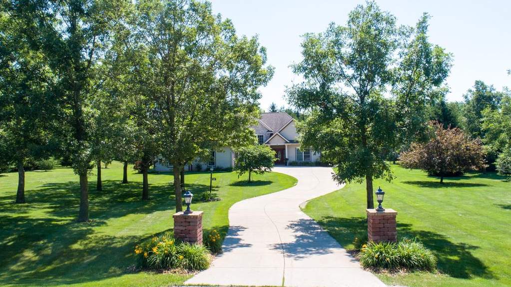 520 Hunters Xing S, Slinger, WI 53086 MLS 1750744 properties SE Wisconsin