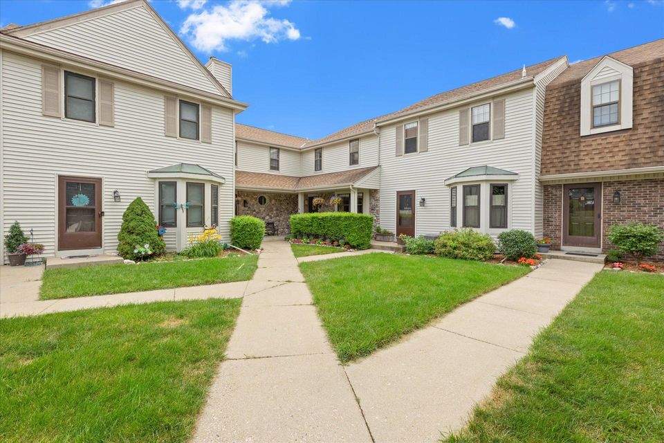 330 Willow Grove Dr D, Pewaukee, WI 53072 MLS 1752356 properties