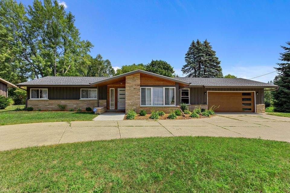 6918 N Range Line Rd, Glendale, WI 53209 MLS 1759282 properties