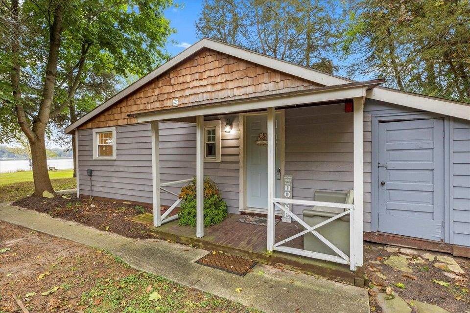 W379S4764 W Pretty Lake Rd, Dousman, WI 53118 MLS 1767729