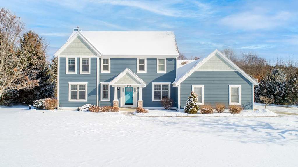 612 Hunters Xing S, Slinger, WI 53086 MLS 1778000 properties SE