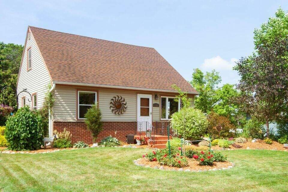 332 Parkfield Dr, West Bend, WI 53090 MLS 1797814 properties SE