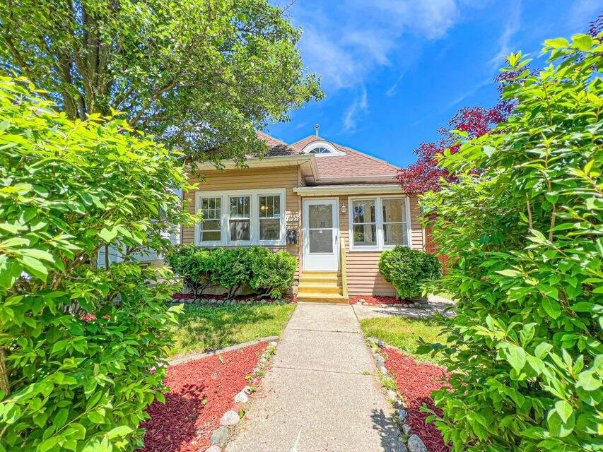 3722 E Whittaker Ave, Cudahy, WI 53110 MLS 1798428 properties SE