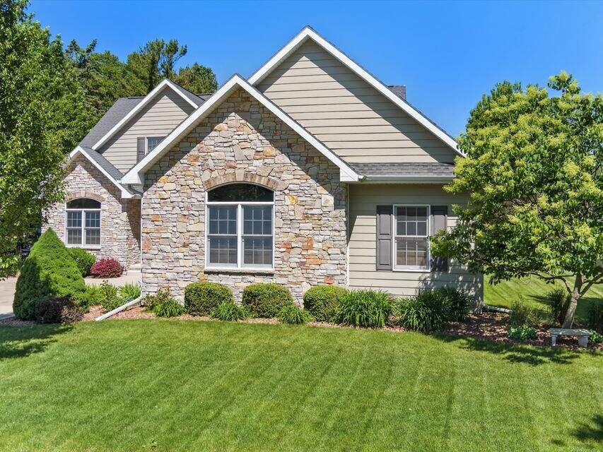 3210 Pheasant Ln, Manitowoc, WI 54220 MLS 1798703 properties SE