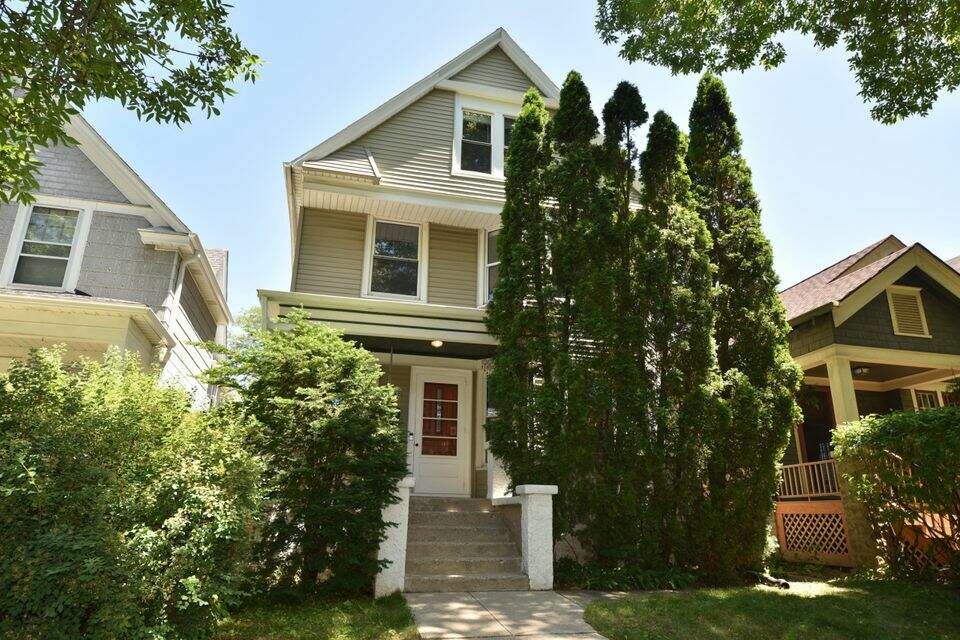 3262 N Bartlett Ave, Milwaukee, WI 53211 MLS 1799587 properties