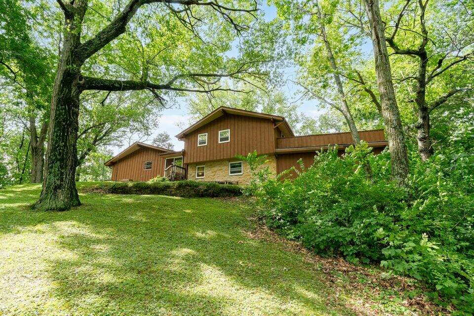 S95W22820 Bywater Ln, Big Bend, WI 53103 MLS 1799818 properties