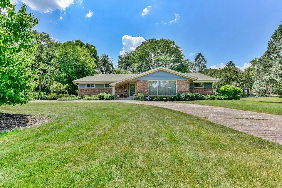 2025 Pilgrim Pkwy W, Brookfield, WI 53005 MLS 1800685 properties