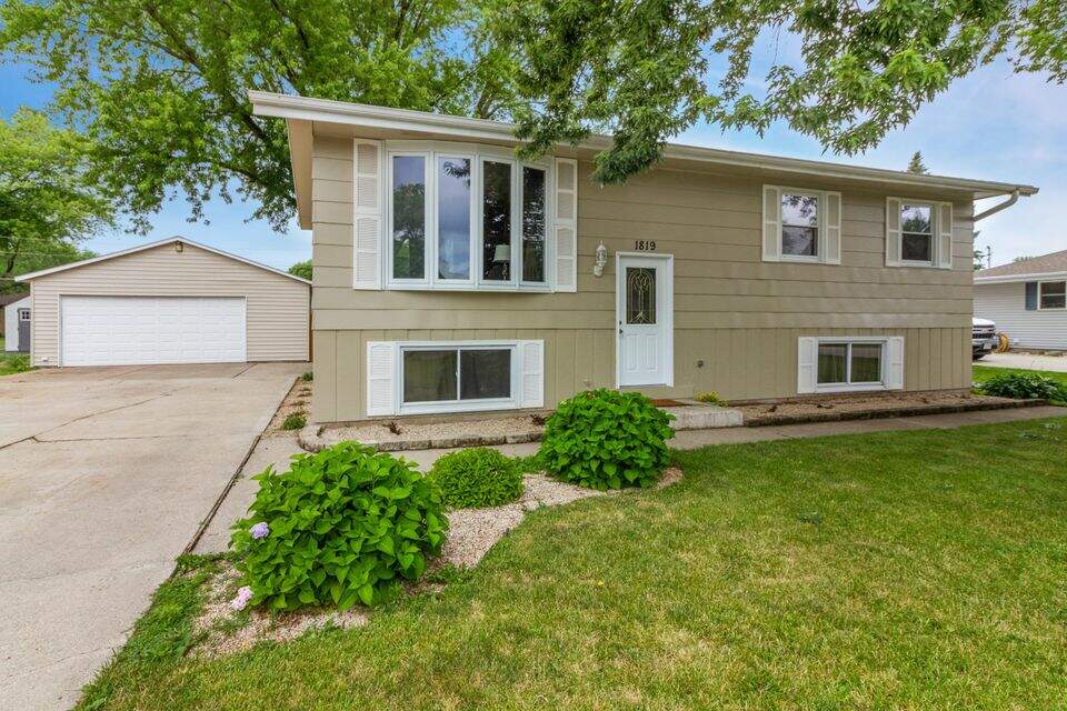 1819 Foster Ave, Janesville, WI 53545 MLS 1800899 properties SE