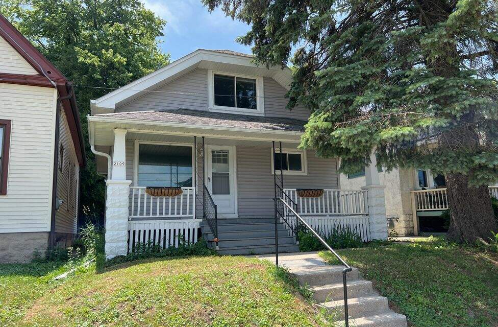 2109 E St Francis Ave, St. Francis, WI 53235 MLS 1800985 properties SE Wisconsin