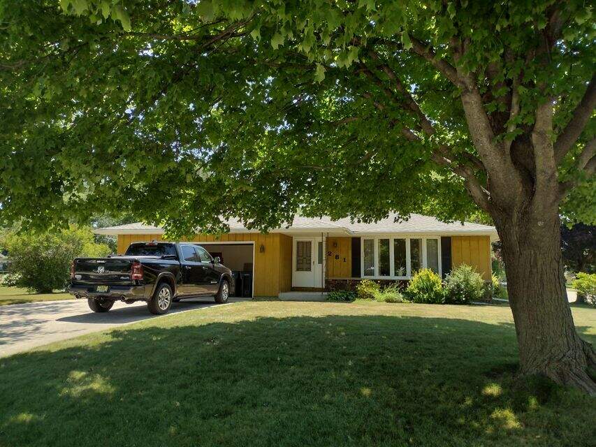 281 Crestwood Dr, Elkhart Lake, WI 53020 MLS 1803133 properties