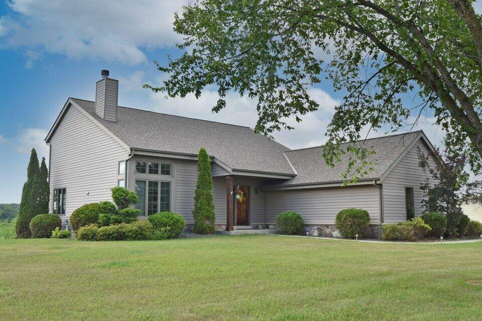 8393 Hilltop Ln, Kewaskum, WI 53040 MLS 1803353 properties SE