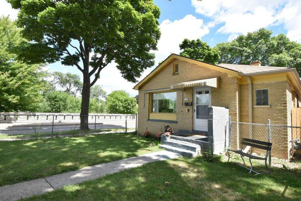 4368 N 42nd Pl, Milwaukee, WI 53216 MLS 1804430 properties SE