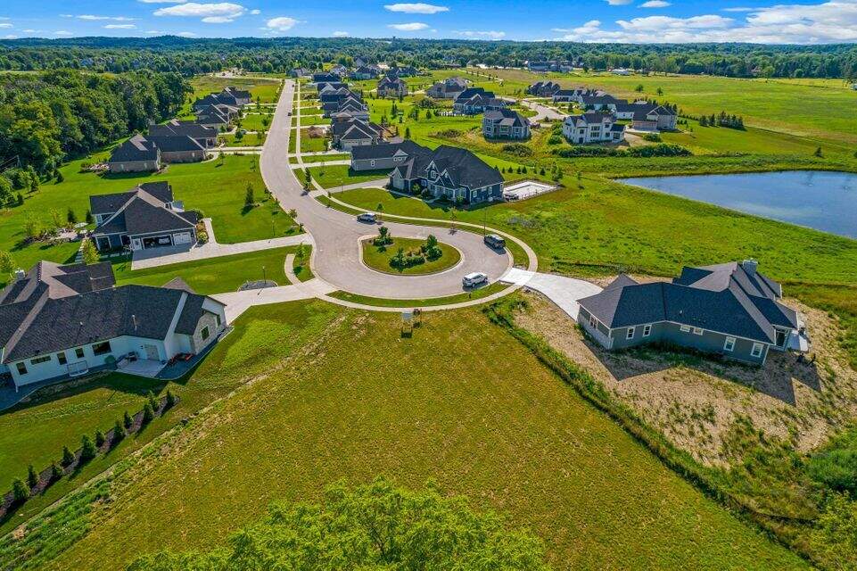 268 Four Winds Ct 13, Hartland, WI 53029 MLS 1806967 properties