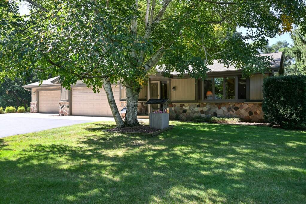 403 Bron Derw Dr, Wales, WI 53183 MLS 1811579 properties SE Wisconsin