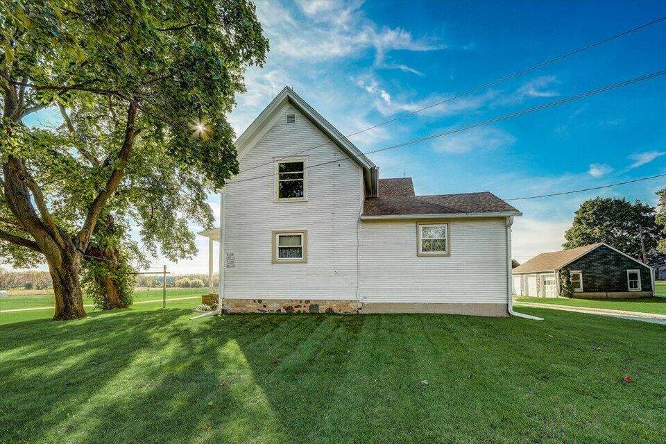 W188N8925 Maple Rd, Menomonee Falls, WI 53051 MLS 1813209