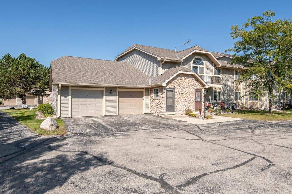 330 E Washington St 6, Slinger, WI 53086 MLS 1813244 properties