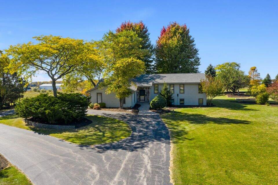 381 Lake Shore Rd, Grafton, WI 53024 MLS 1814598 properties SE