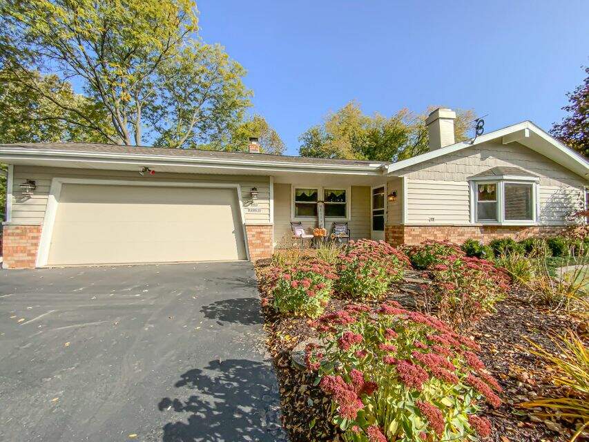 N65W28610 Fairlane Dr, Hartland, WI 53029 MLS 1814981 properties