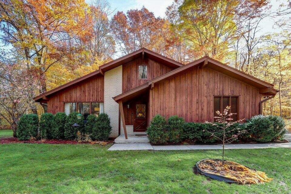 W209N13470 Robinhood Dr, Richfield, WI 53076 MLS 1816900