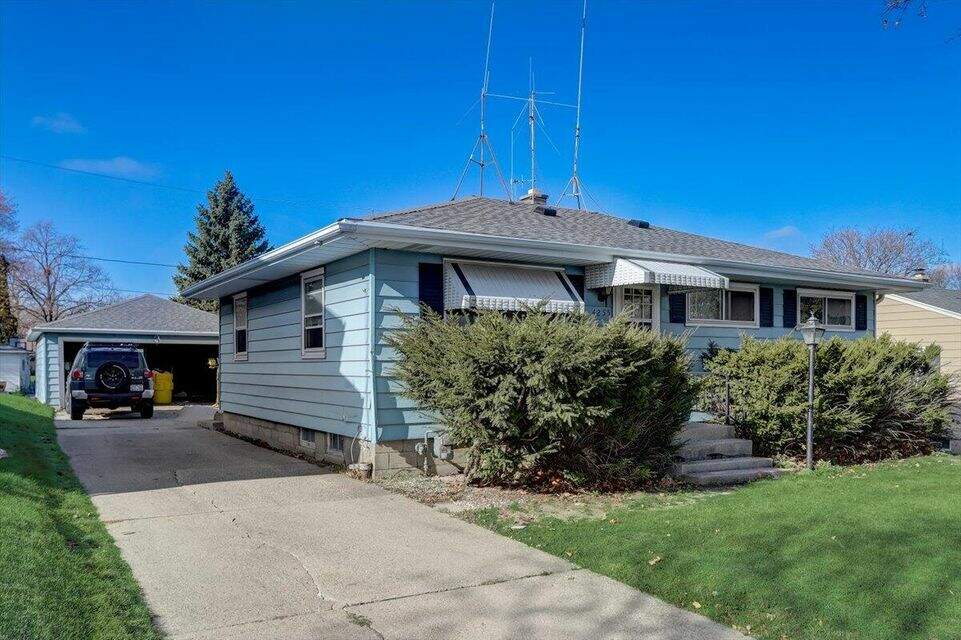 4255 S 20th St, Milwaukee, WI 53221 MLS 1818096 properties SE